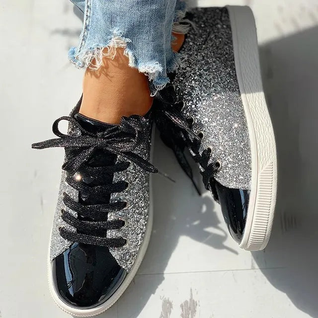 Błyszczące Sneakersy z Efektem Metallic – Komfortowe Półbuty Sznurowane z Połyskiem