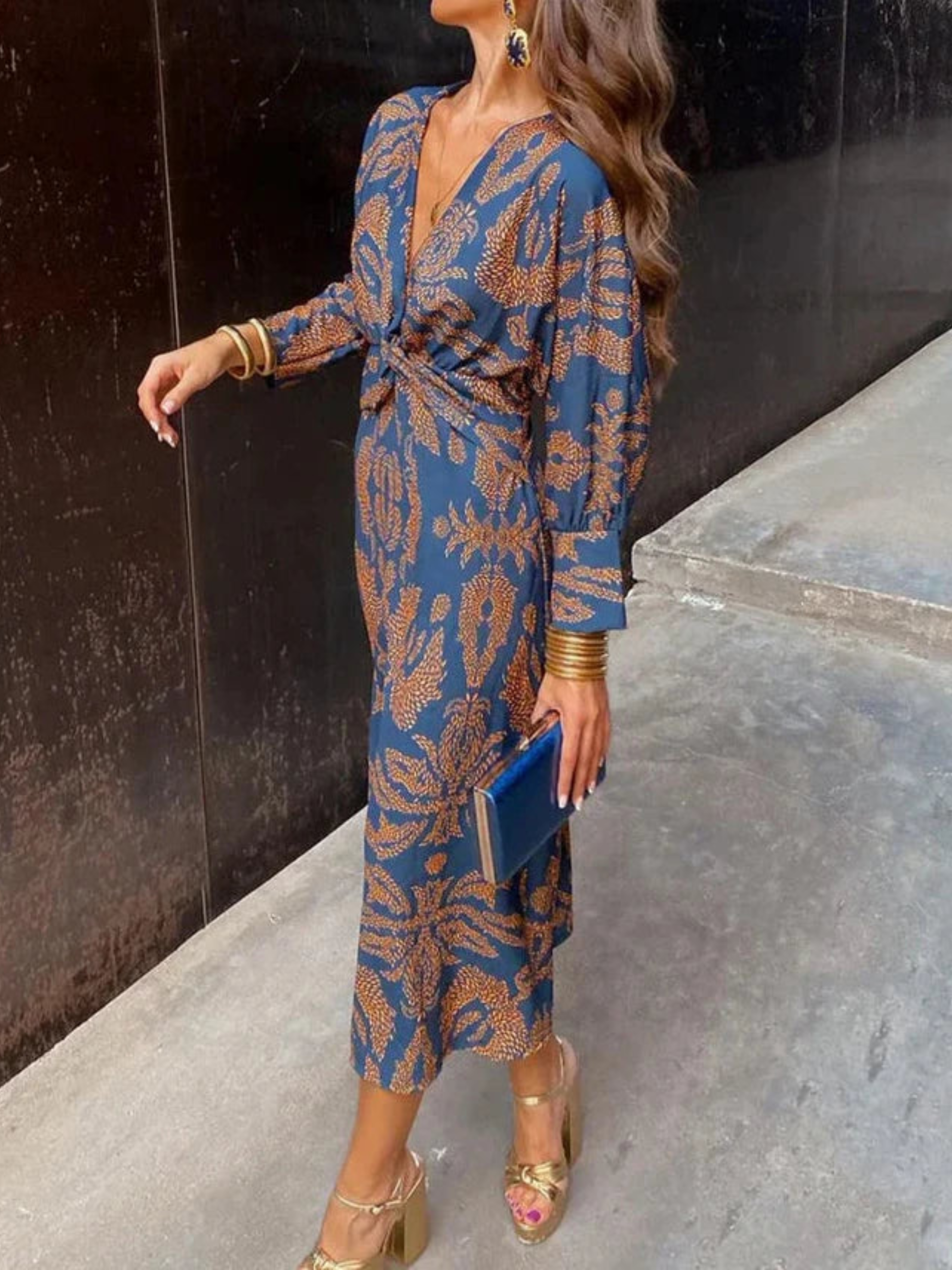 Długa sukienka maxi we wzory