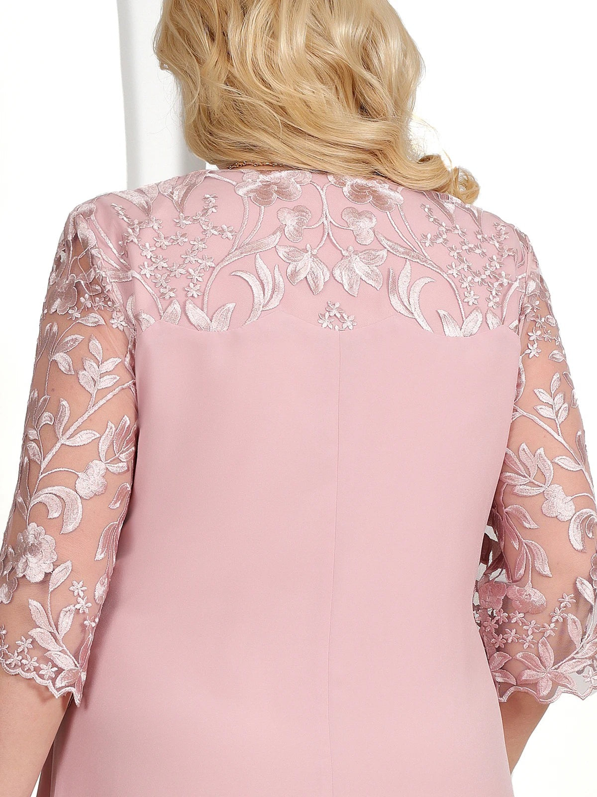 Sukienka Plus Size z Dekoracyjnym Haftem - Sukienka z Dekoltem V