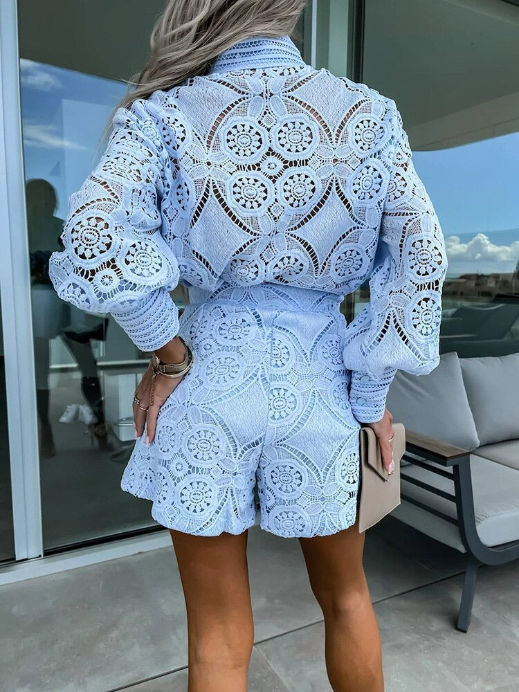 Koronkowy Kombinezon z Długim Rękawem i Kołnierzykiem – Krótka Elegancja w Stylu Boho