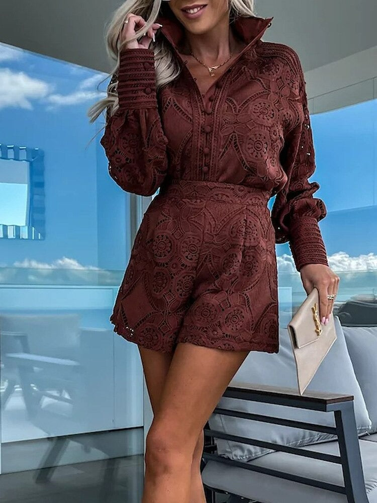 Koronkowy Kombinezon z Długim Rękawem i Kołnierzykiem – Krótka Elegancja w Stylu Boho